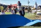 Marszałek wizytuje inwestycje na terenie gminy Poronin. Obok wójt gminy Poronin. Pumptrack