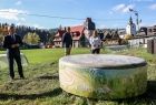 Marszałek wizytuje inwestycje na terenie gminy Poronin. Obok wójt gminy Poronin. Pumptrack