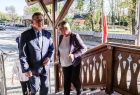 Marszałek wizytuje inwestycje na terenie gminy Poronin. Obok wójt gminy Poronin. 