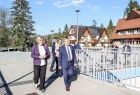 Marszałek wizytuje inwestycje na terenie gminy Poronin. Obok wójt gminy Poronin. 