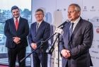 marszałek Witold Kozłowski, prezydent Jerzy Muzyk i prezes Polskiej Agencji Przedsiębiorczości przed mikrofonami podczas konferencji prasowej w Centrum Kongresowym ICE