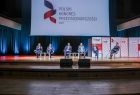 prelegenci podczas sesji inauguracyjnej Polskiego Kongresu Przedsiębiorczości w Centrum Kongresowym ICE, siedzą na scenie