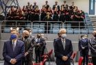 inauguracja roku akademickiego na Uniwersytecie Ekonomicznym w Krakowie, zaproszeni goście stoją, w tle śpiewa chór