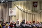 inauguracja roku akademickiego na Uniwersytecie Ekonomicznym w Krakowie, wystąpienie rektora przed mikrofonem, zaproszeni goście siedzą