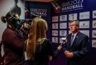 Marszałek Witold Kozłowski udziela wywiadu telewizyjnego na tle ścianki reklamowej mistrzostw.