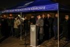 kilka osób pod namiotem, kobieta przemawia do mikrofonu
