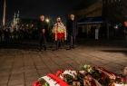 marszałek i przedstawiciele sejmiku składają kwiaty pod Krzyżem Katyńskim