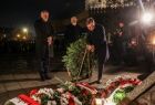 marszałek i przedstawiciele sejmiku składają kwiaty pod Krzyżem Katyńskim