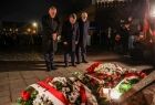 marszałek i przedstawiciele sejmiku stoją pod Krzyżem Katyńskim