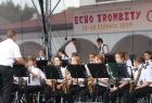 Strażacka Orkiestra Dęta Filipowice koncertuje na scenie. W tle napis Echo Trombity.