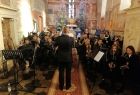 Strażacka Orkiestra Dęta Filipowice koncertuje wewnątrz kościoła.