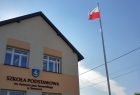 Maszt przy szkole w Tarnowcu.