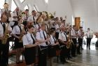 Orkiestra OSP Męcina koncertuje w kościele.
