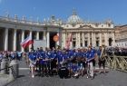 Orkiestra Dęta OSP Tokarnia stoi na placu Świętego Piotra w Rzymie.