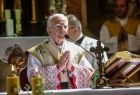 Arcybiskup Marek Jędraszewski modli się podczas mszy świętej.