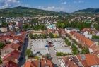 Widok z lotu ptaka na rynek w Myślenicach.