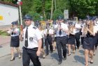 Przemarsz orkiestry dętej ze Starego Wiśnicza, w tle zieleń.