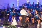 Orkiestra Dęta OSP Jordanów koncertuje na scenie.