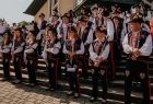 Parafialno-Gminna Orkiestra Dęta z Łososiny Dolnej pozuje do zdjęcia na schodach.
