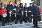 Orkiestra Dęta Barka podczas występu. Stoi na schodach w mundurach strażackich.