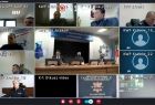Ekran wideokonferencji prezentujący funkcjonariuszy z różnych komend, uczestników narady rocznej podsumowującej pracę małopolskiej policji