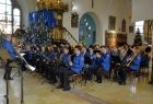 Orkiestra Dęta z Zembrzyc gra w kościele.