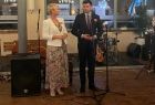 Wicemarszałek Łukasz Smółka i Iwona Gibas z zarządu województwa stoją przy mikrofonach.