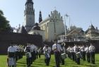 Orkiestra Dęta z Mystkowa w czasie koncertu na Jasnej Górze. W tle widoczny klasztor.