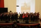 Orkiestra Dęta Barka podczas występu w sali koncertowej w Dobczycach. Przed nimi widzowie.