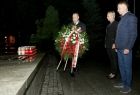 Przedstawiciele samorządu składają wieniec