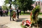 Złożenie kwiatów pod pomnikiem przez delegację Województwa Małopolskiego