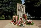 Miejsce Pamięci, przed pomnikiem leżą wiązanki kwiatów i wieńce