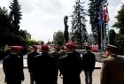 Goście uroczystości idą w kierunku Grobu Nieznanego Żołnierza