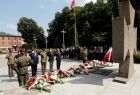 Złożenie kwiatów przed pomnikiem