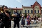 Korowód dożynkowy idzie na rynek w Zatorze