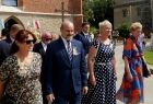 Korowód wychodzi z kościoła, z przodu Iwona Gibas z zarządu województwa