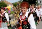 Kobiety w strojach regionalnych w korowodzie