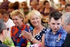 Goście wydarzenia podczas poczęstunku