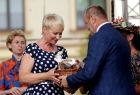 Iwona Gibas z symbolicznym prezentem dożynkowym
