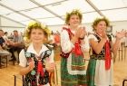 Trzy dziewczynki w strojach regionalnych podczas dożynek w Spytkowicach
