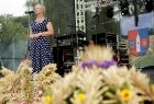 Iwona Gibas z zarządu województwa na scenie podczas przemówienia