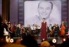 Marta Malec-Lech zarządu województwa stoi na scenie podczas otwarcia koncertu.