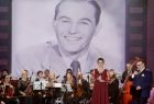 Marta Malec-Lech zarządu województwa stoi na scenie podczas otwarcia koncertu.