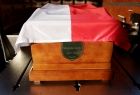 Uroczystości pogrzebowe Mieczysława Zaręby. Trumna Bohatera przykryta jest biało-czerwoną flagą
