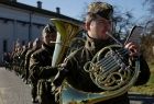 Wojskowa orkiestra występująca podczas uroczystości pogrzebowych