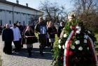 Przedstawiciele duchowieństwa, harcerze oraz żołnierz niosący zdjęcie śp. Mieczysława Zaręby