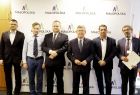 Marszałek Witold Kozłowski po spotkaniu w Oświęcimiu z udziałem radnych Waldemara Łozińskiego, Jakuba Przewoźnika, Jarosława Jurzaka oraz prezesa Kraków Airport Radosława Włoszka. Wspólne pamiątkowe zdjęcie