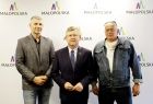 Marszałek Witold Kozłowski wraz z przedstawicielami gminy Oświęcim, radnym Jackiem Mydlarzem i sołtysem Stawów Grojeckich Wojciechem Płonką