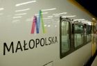 Pociąg Kolei Małopolskich. Zbliżenie na logo Małopolska