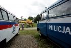 Samochód milicyjny oraz karetka pogotowia.